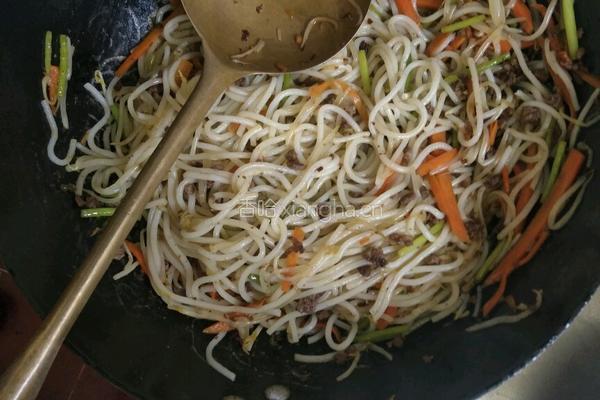 牛肉炒米粉的做法图解4
