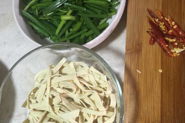 香油韭菜豆腐皮的做法图解1