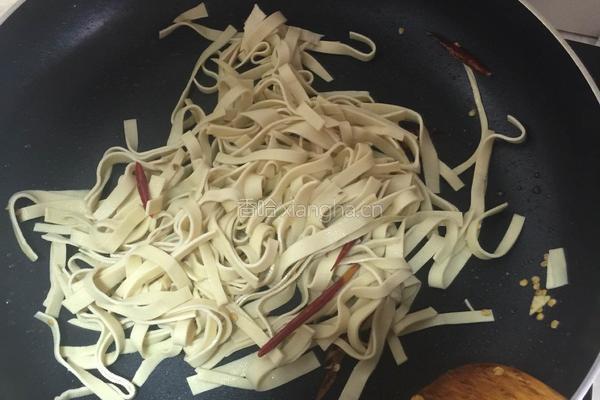 香油韭菜豆腐皮的做法图解3