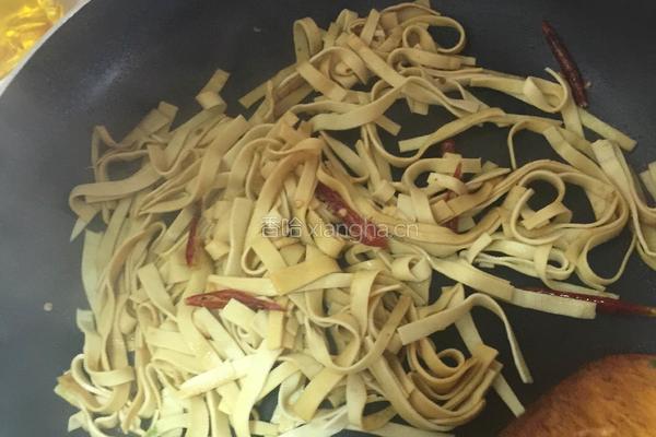 香油韭菜豆腐皮的做法图解4
