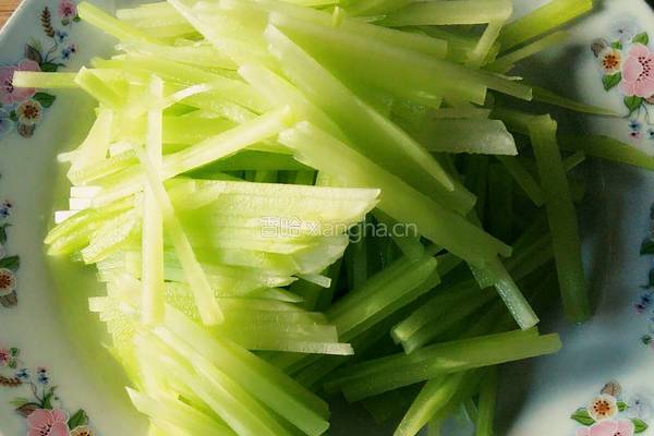黄豆芽炒莴笋的做法图解2