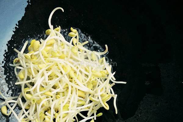 黄豆芽炒莴笋的做法图解3