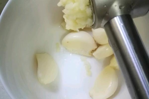 凉拌皮蛋拍黄瓜的做法图解4