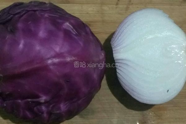 爆炒紫甘蓝的做法图解1