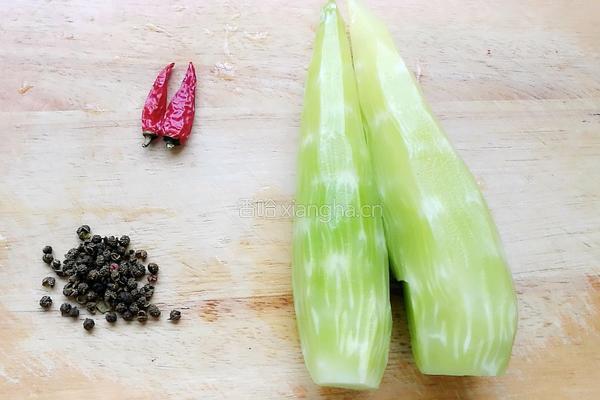 炝麻辣莴苣的做法图解1