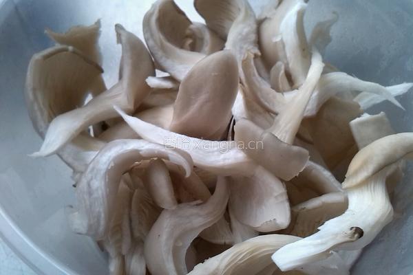 黄辣丁平菇豆腐汤的做法图解3
