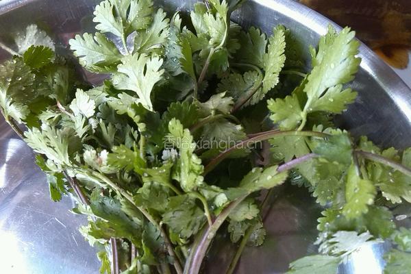 黄辣丁平菇豆腐汤的做法图解4