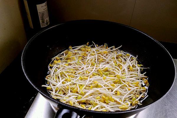 青蒜炒黄豆芽的做法图解4