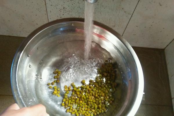 绿豆粥的做法图解1