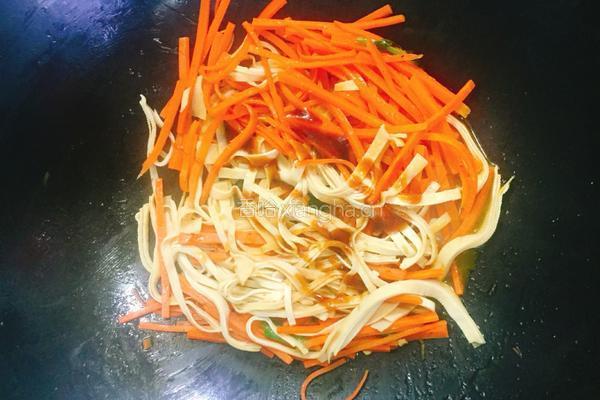 胡萝卜炒千张的做法图解6