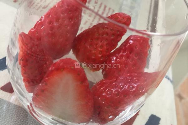 草莓芒果酸奶杯的做法图解2