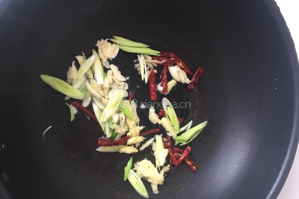 榛蘑尖椒肉丝的做法图解5