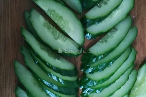 黄瓜火腿炒蛋的做法图解2