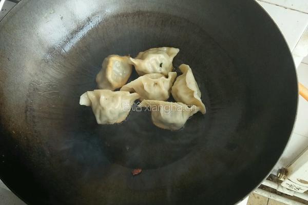 无水抱蛋煎饺的做法图解2