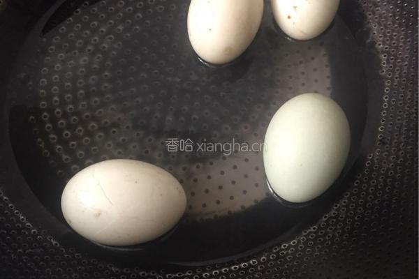 豌豆水煮鸭蛋的做法图解1