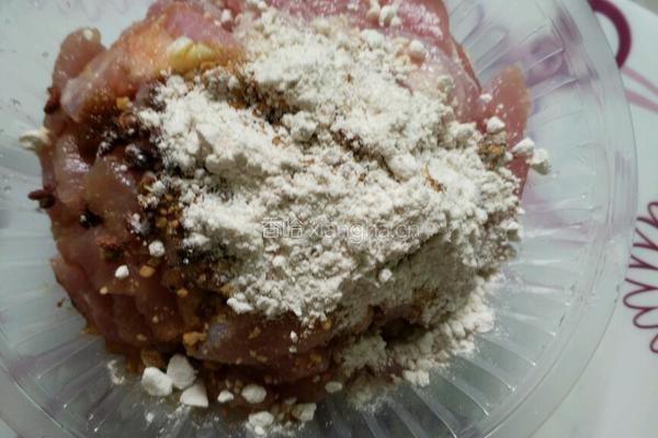 蒜心炒瘦肉的做法图解2