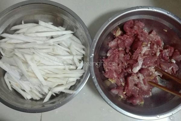 鸡腿菇炒瘦肉的做法图解1