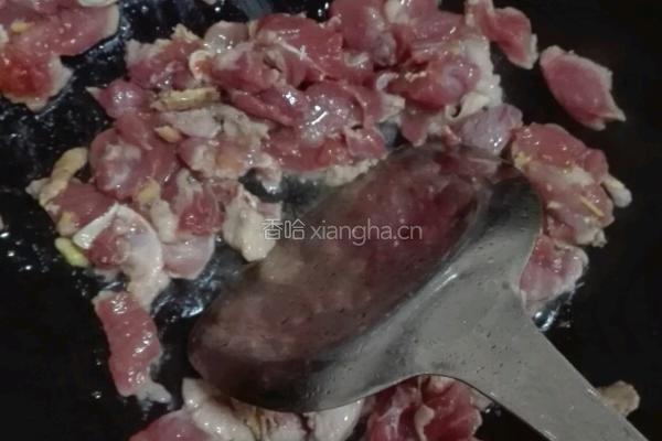 鸡腿菇炒瘦肉的做法图解2