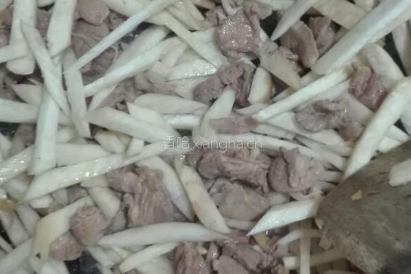 鸡腿菇炒瘦肉的做法图解3