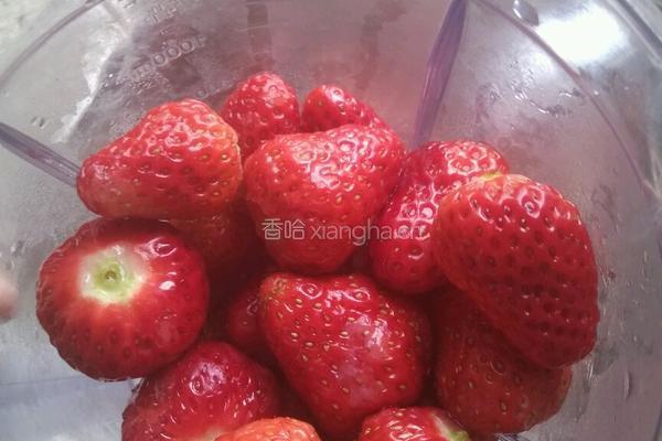 草莓奶昔的做法图解1