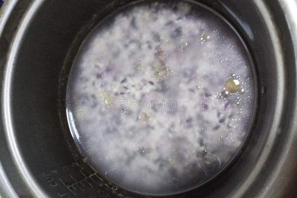 黑米菠萝蒸饭的做法图解1