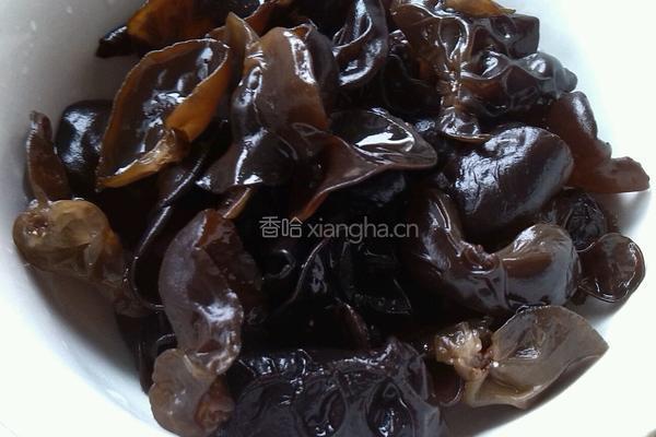 猪肉木耳炒青笋的做法图解3