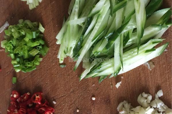 凉拌魔芋豆腐的做法图解3