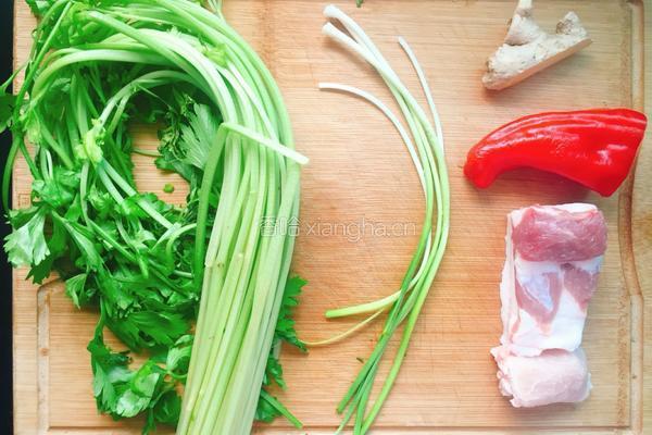 芹菜炒肉的做法图解1