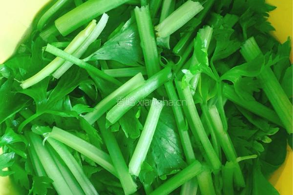 芹菜炒肉的做法图解2