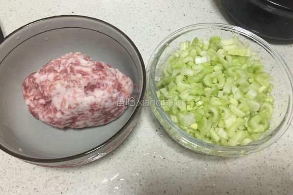 芹菜猪肉饺子的做法图解1