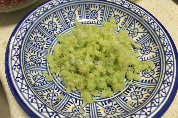芹菜猪肉饺子的做法图解3