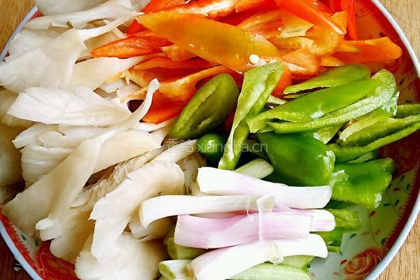蘑菇炒肉的做法图解2