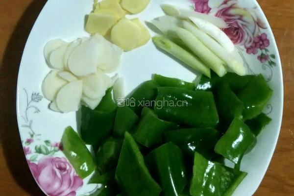 莲藕木耳炒肉片的做法图解1