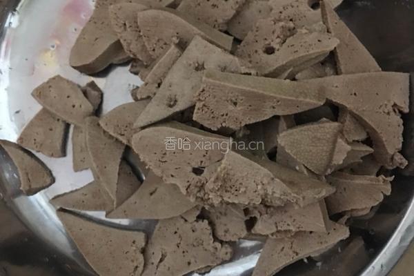 猪肝炒芹菜的做法图解3