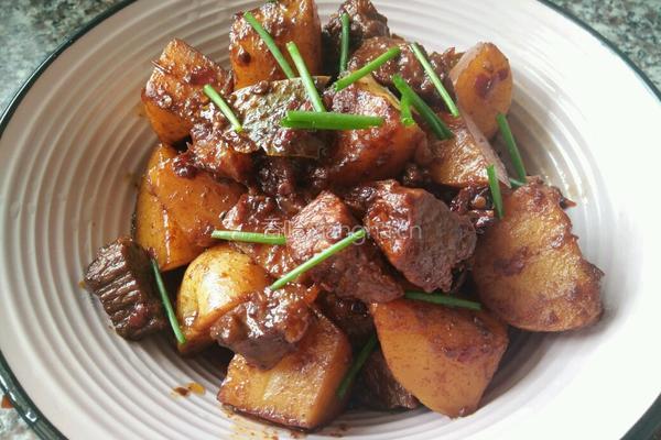 土豆烧牛肉的做法图解5