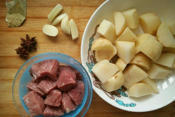 土豆烧牛肉的做法图解1