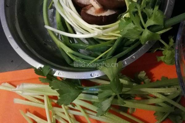 芹菜猪肉水饺的做法图解1