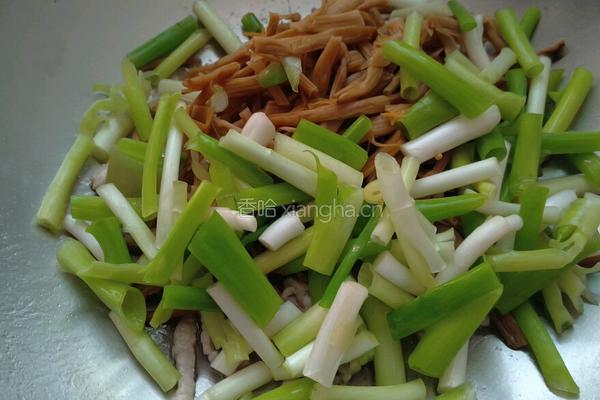 黄花菜小葱炒肉的做法图解7