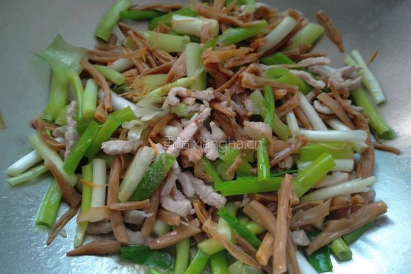 黄花菜小葱炒肉的做法图解8