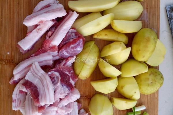 土豆扁豆炖肉的做法图解2