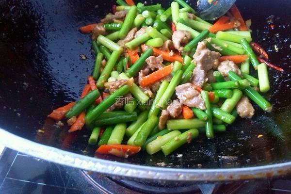 胡萝卜蒜苔炒猪肉的做法图解7