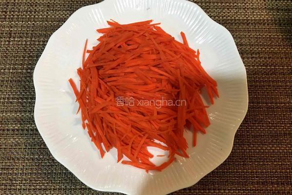 胡萝卜丝炒鸡蛋的做法图解1