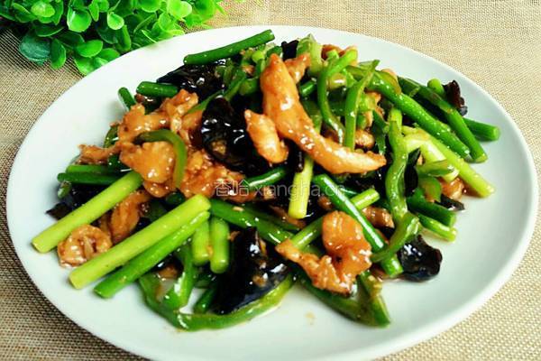 蒜苔炒鸡肉的做法图解12