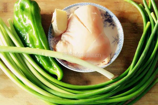 蒜苔炒鸡肉的做法图解1