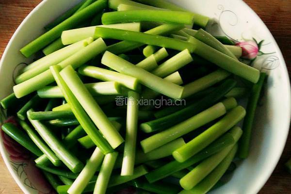 蒜苔炒鸡肉的做法图解4