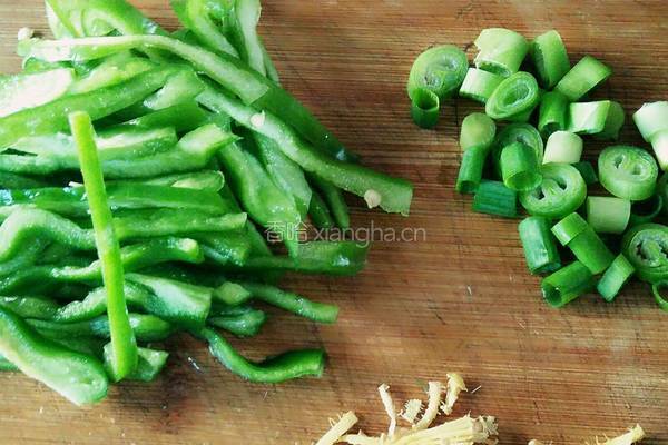 蒜苔炒鸡肉的做法图解5