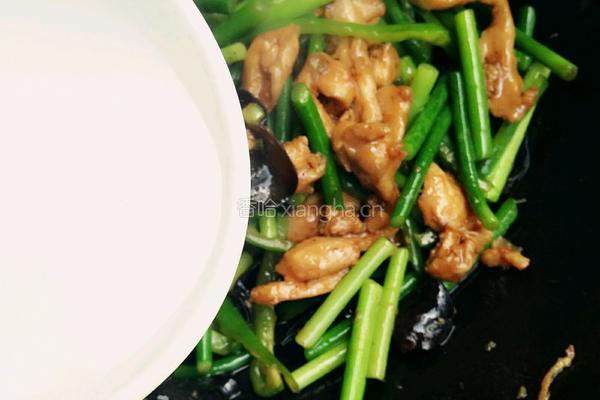 蒜苔炒鸡肉的做法图解10