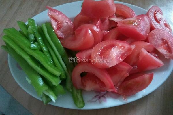 甘兰炒西红柿尖椒的做法图解2