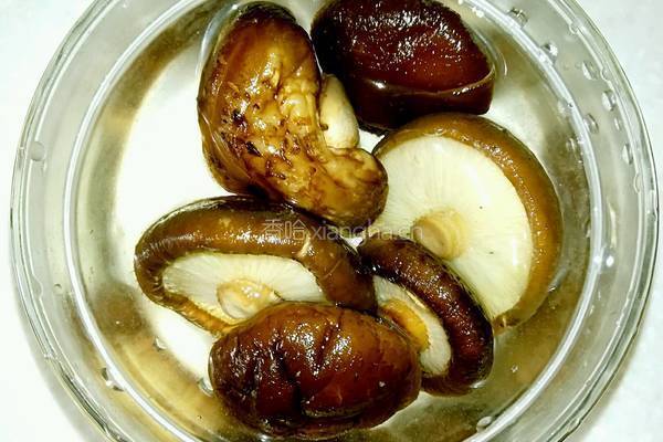 豌豆香菇炒腊肠的做法图解2