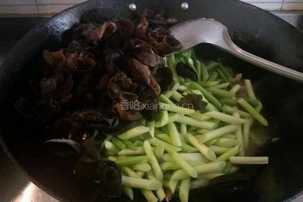 木耳炒蒜薹的做法图解9